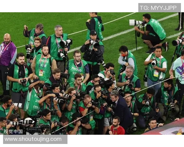 足球明星畅饮庆功时刻 聚焦球场外的友情与激情